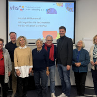 Auf dem Bild von links nach rechts: Andrea Schaal (Stadträtin), Christian Gruber (Stadtrat), Evi Seidel-Klarmann (Geschäftsführerin), Feri Erschadi-Zimmermann (Stadträtin und Aufsichtsrätin bei der vhs), Klaus-Dieter Schiffauer, Daniel Liebetruth (Oberbür
